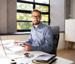 DRH étudie un dossier sur les ressources humaines de l'entreprise