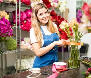 Artisan commerçant, fleuriste dans son atelier