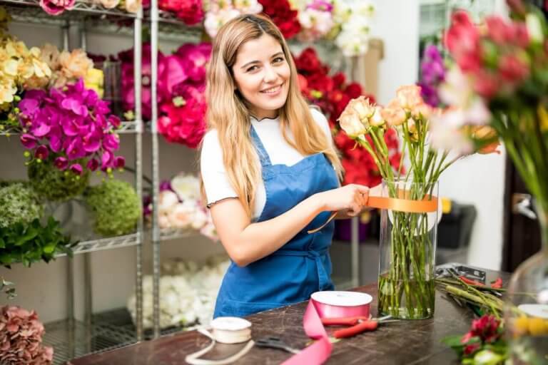 Artisan commerçant, fleuriste dans son atelier